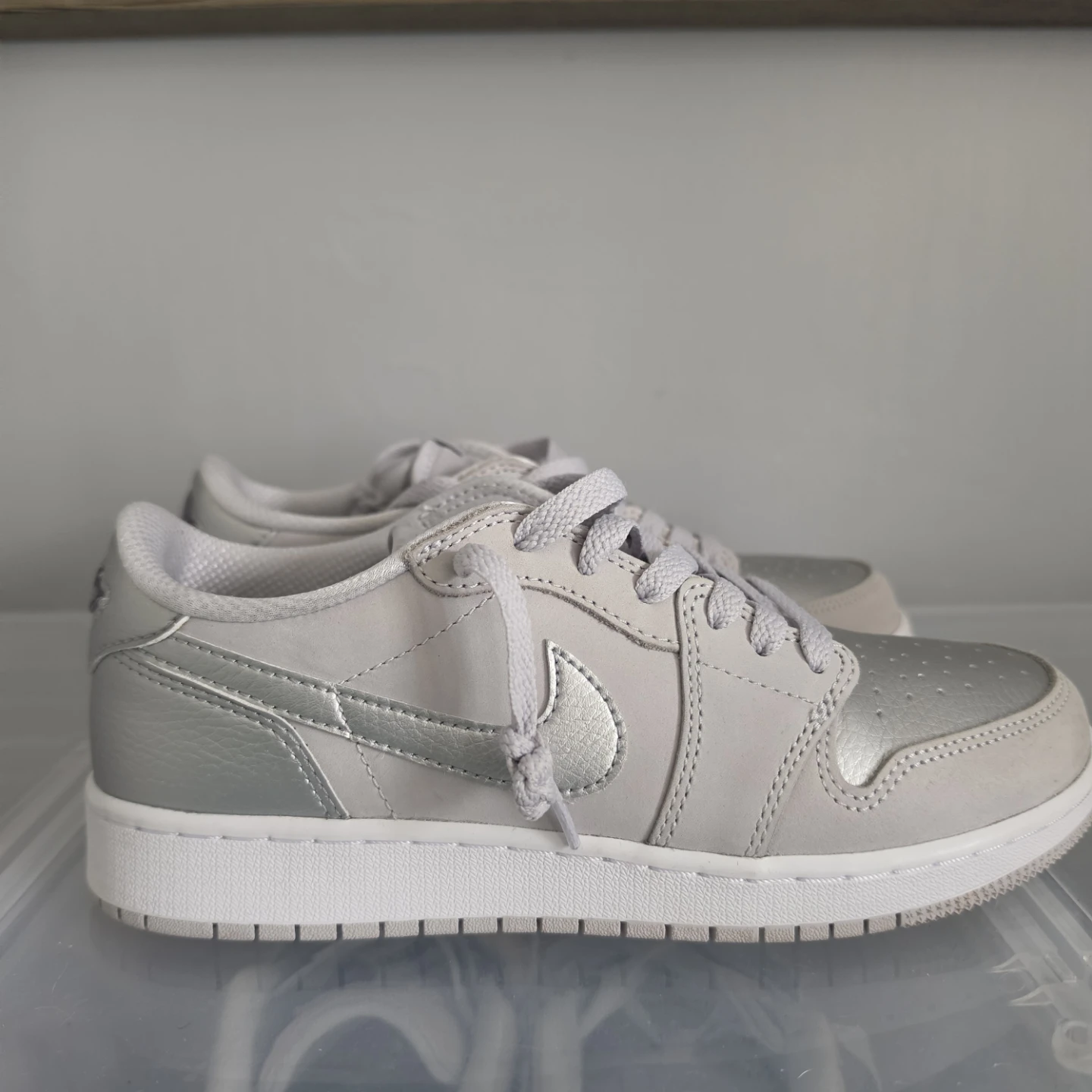 6Y Air Jordan 1 Low SE Metallic Silver Women's Shoes - EUC - photo 4