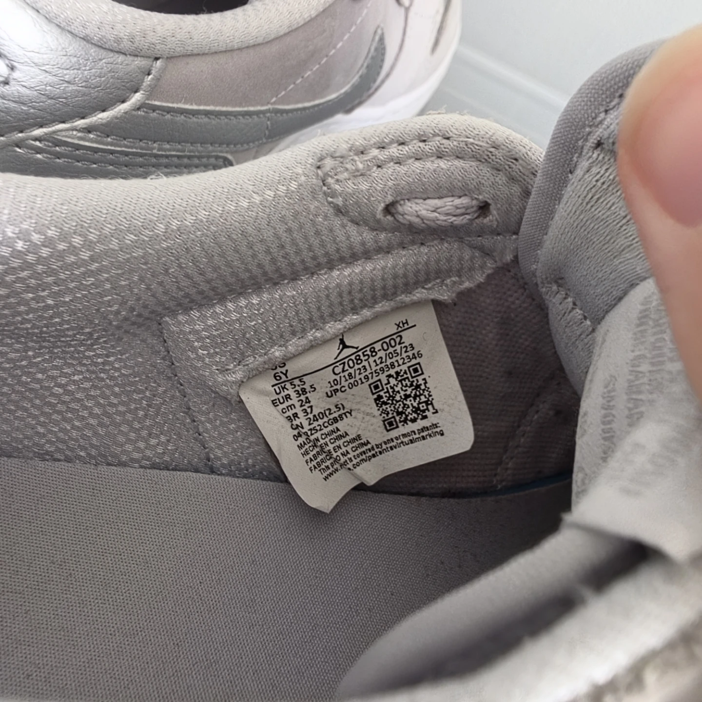 6Y Air Jordan 1 Low SE Metallic Silver Women's Shoes - EUC - photo 5