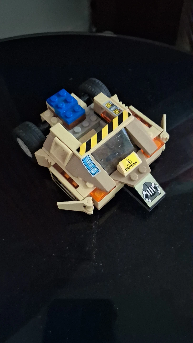Small Lego vehicle