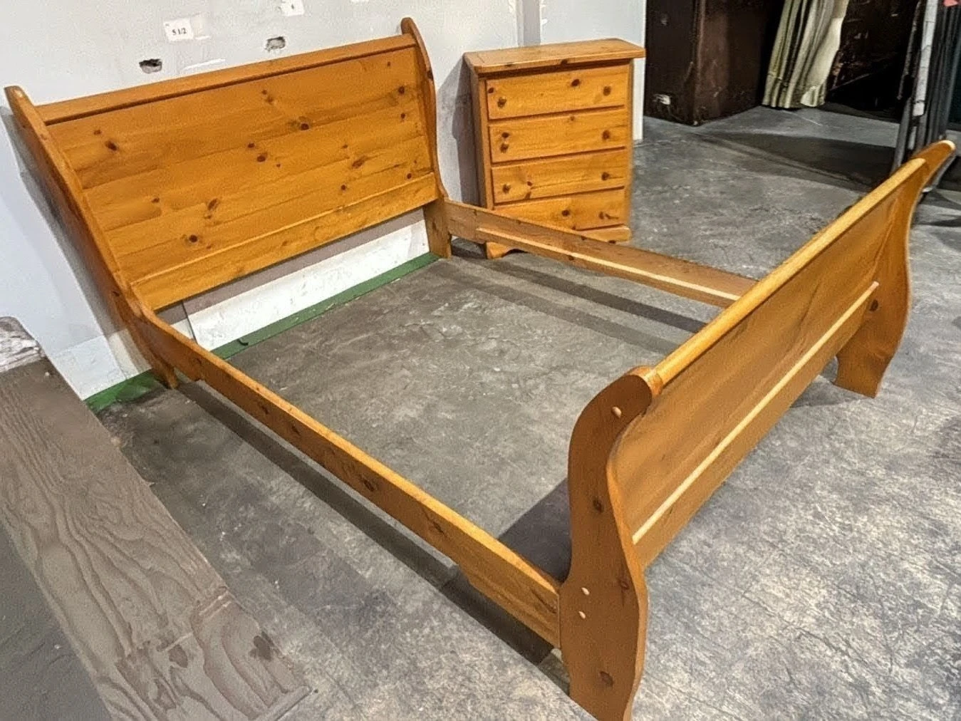 Queen Size Solid Wood Sleigh Bed Frame and Dresser Set. - photo 2