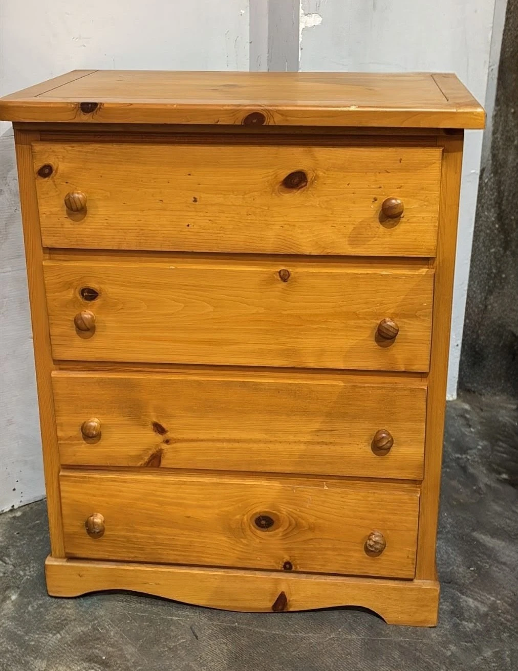 Queen Size Solid Wood Sleigh Bed Frame and Dresser Set. - photo 4