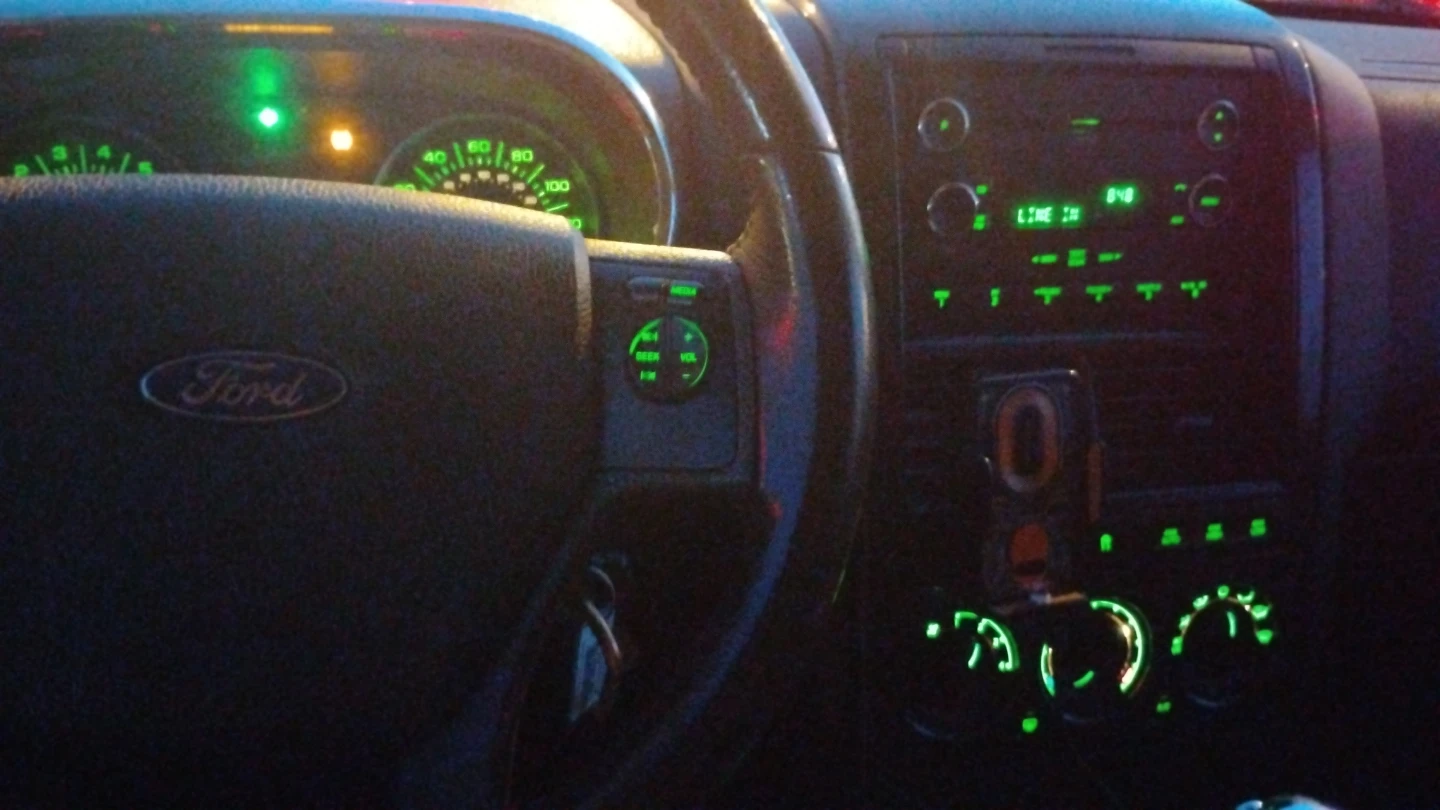 Ford Explorer SUV - photo 4