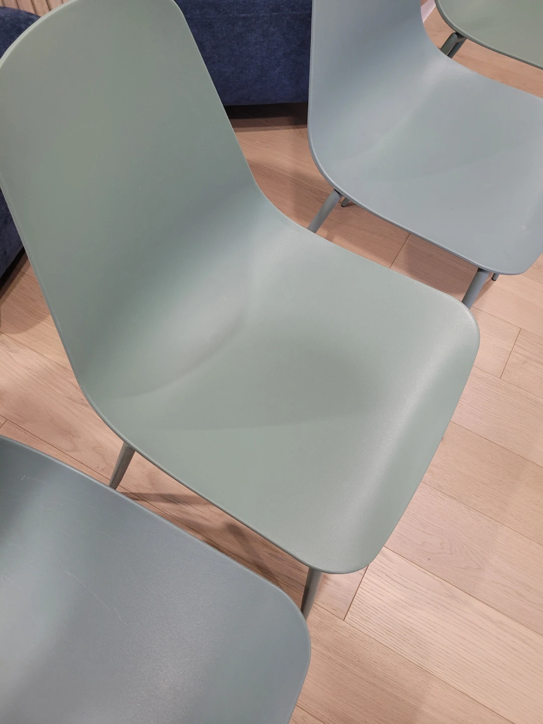 Sage green plastic chairs (set of 5) - photo 3