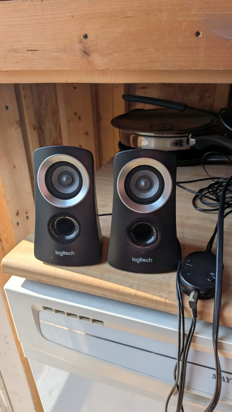 Logitech Z200 2.0 Multimedia Speakers - photo 3