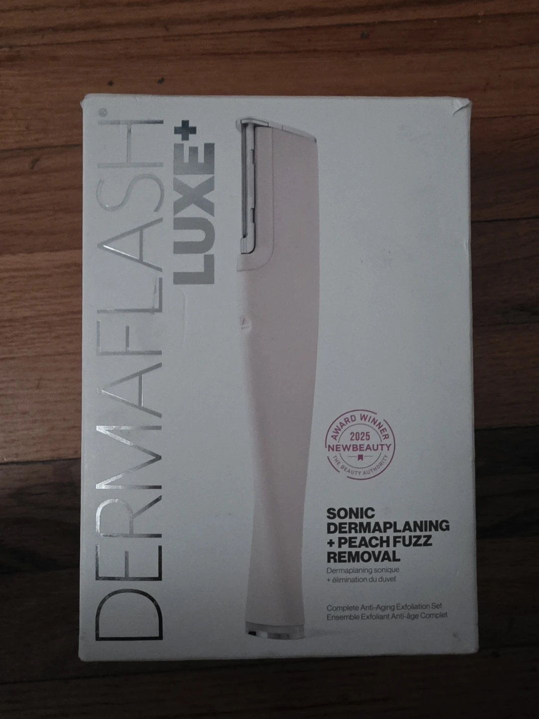 DERMAFLASH LUXE+ Sonic Dermaplaning + Peach Fuzz Removal Device