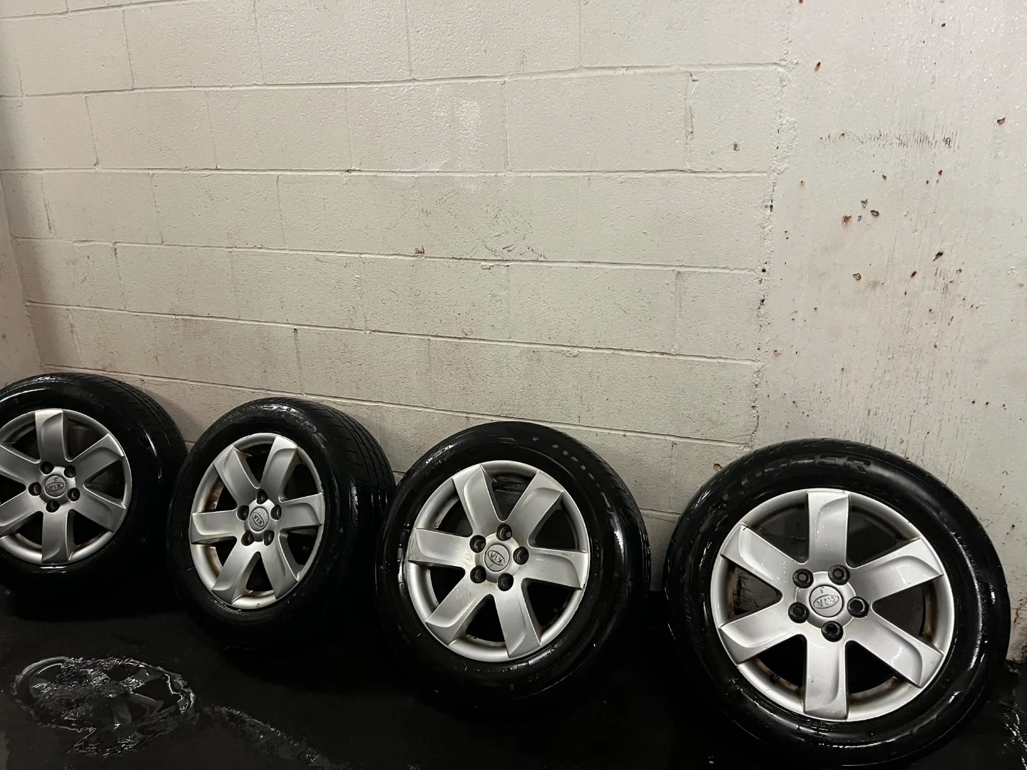 Set of 4 Kia Alloy Wheels Rims andntires