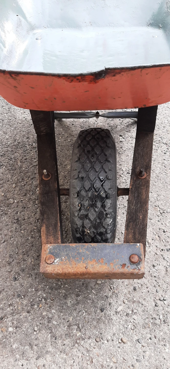 Metal Garden Wheelbarrow & Garden Tools READ DESCRIPTION ON SIZE - photo 3