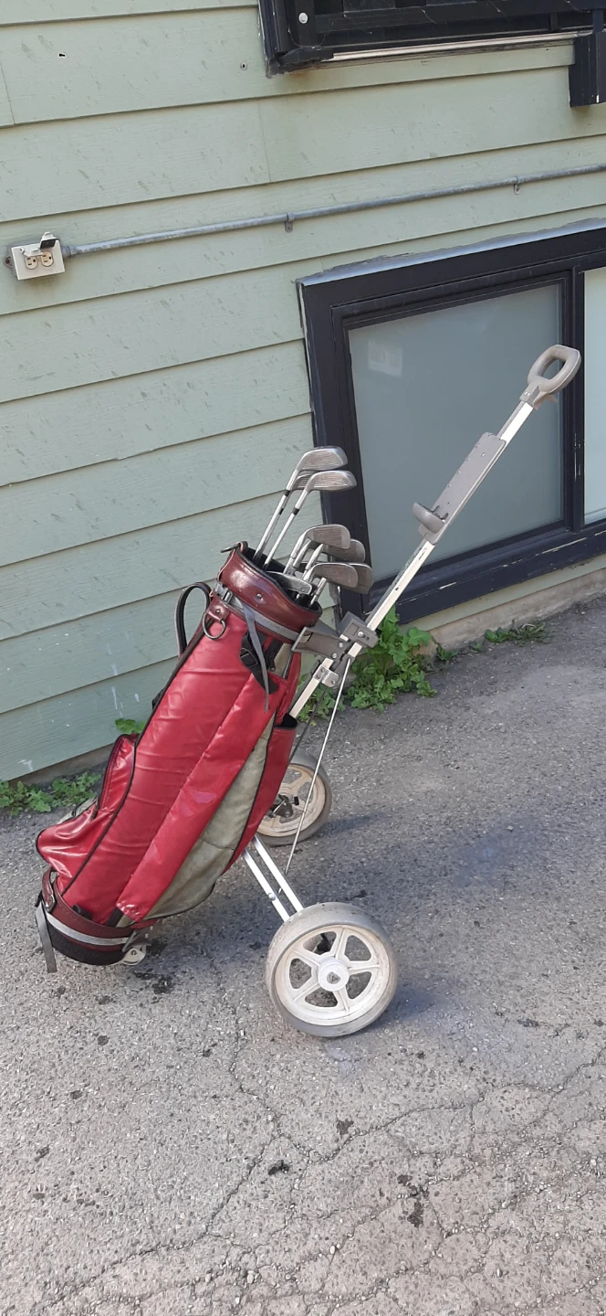 Complete Set Of Men's Right Handed Dunlop Golf Clubs