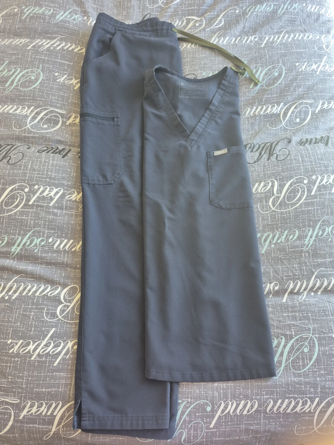 FIGS Scrub Top and Pants Set - photo 2