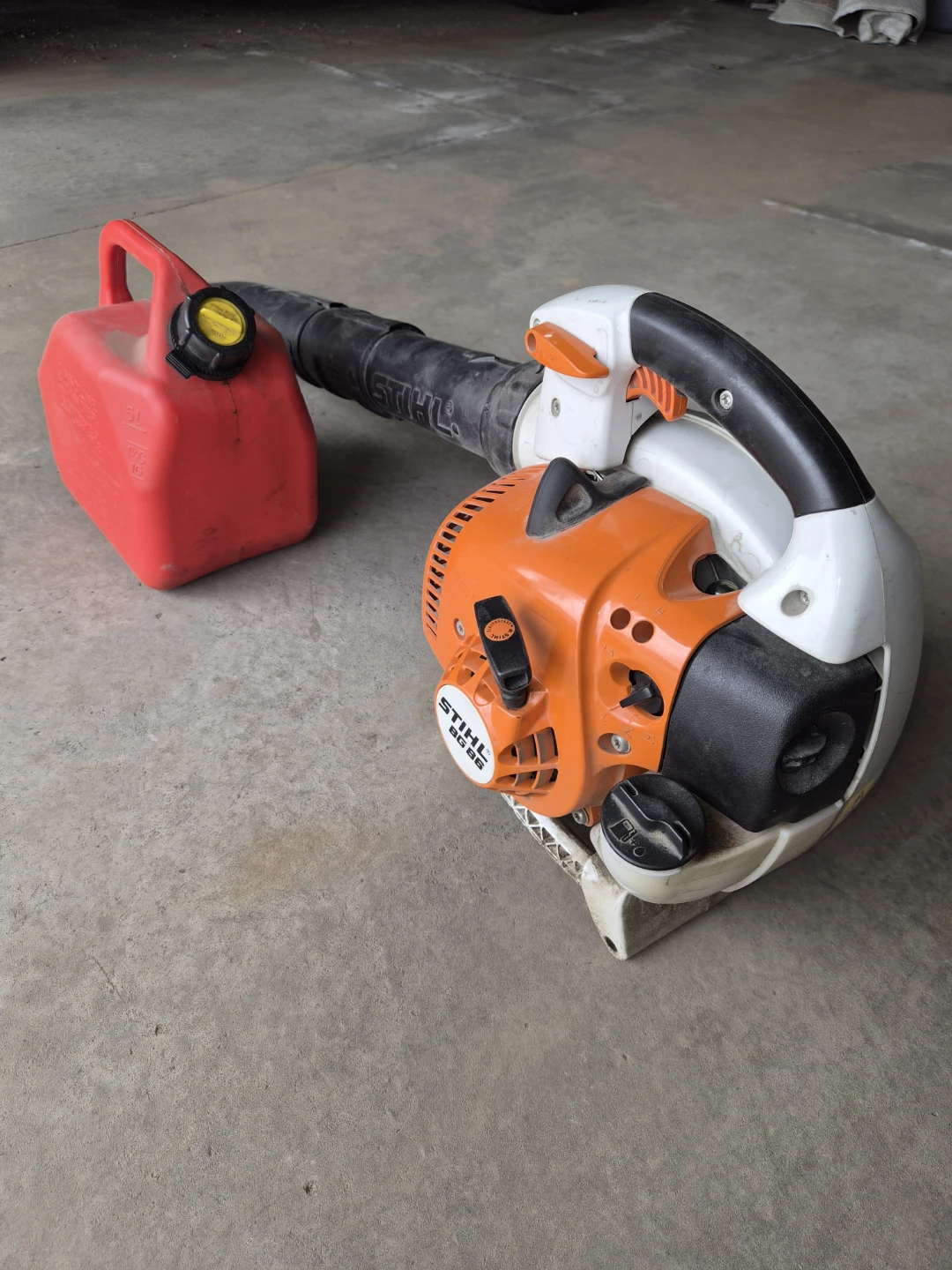 STIHL BG 86 Leaf Blower with Red Gas Can