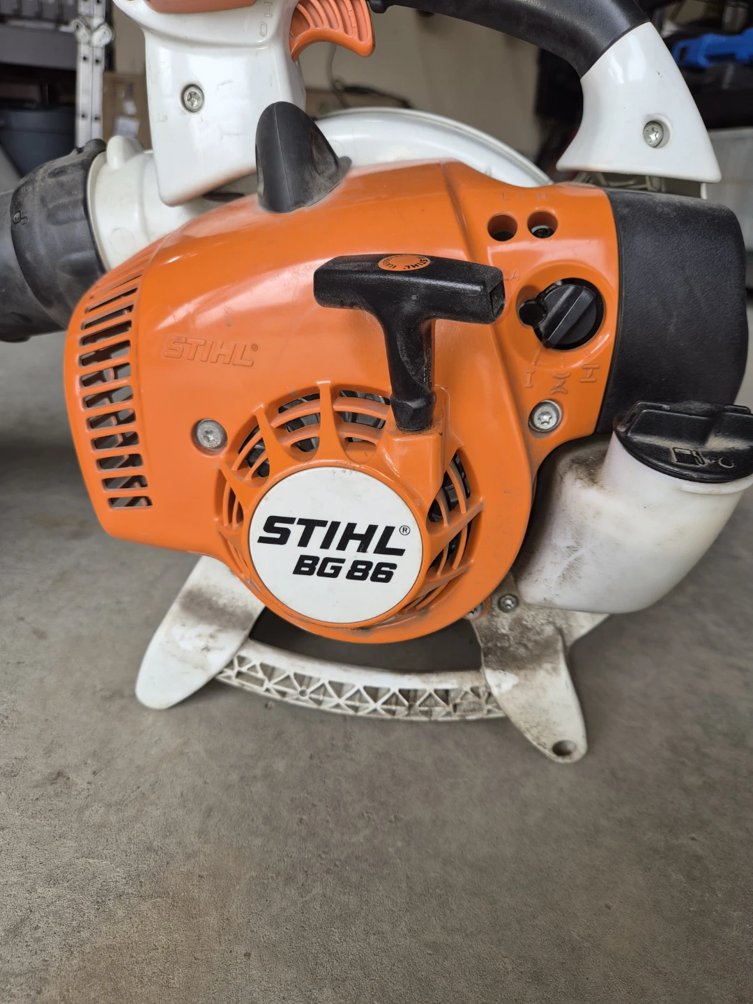 STIHL BG 86 Leaf Blower with Red Gas Can - photo 2
