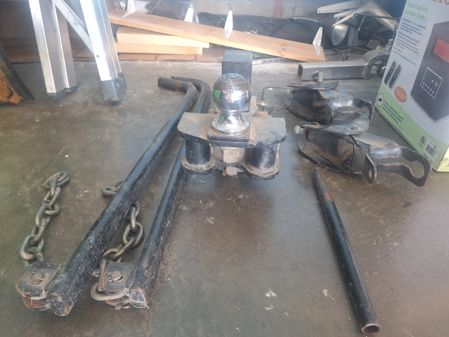 Trailer Hitch Ball Mount and Chains