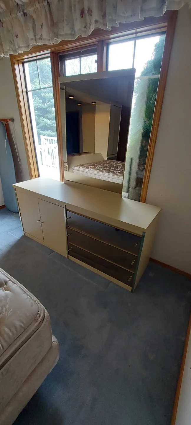 Queen bedroom set with dressers - photo 2