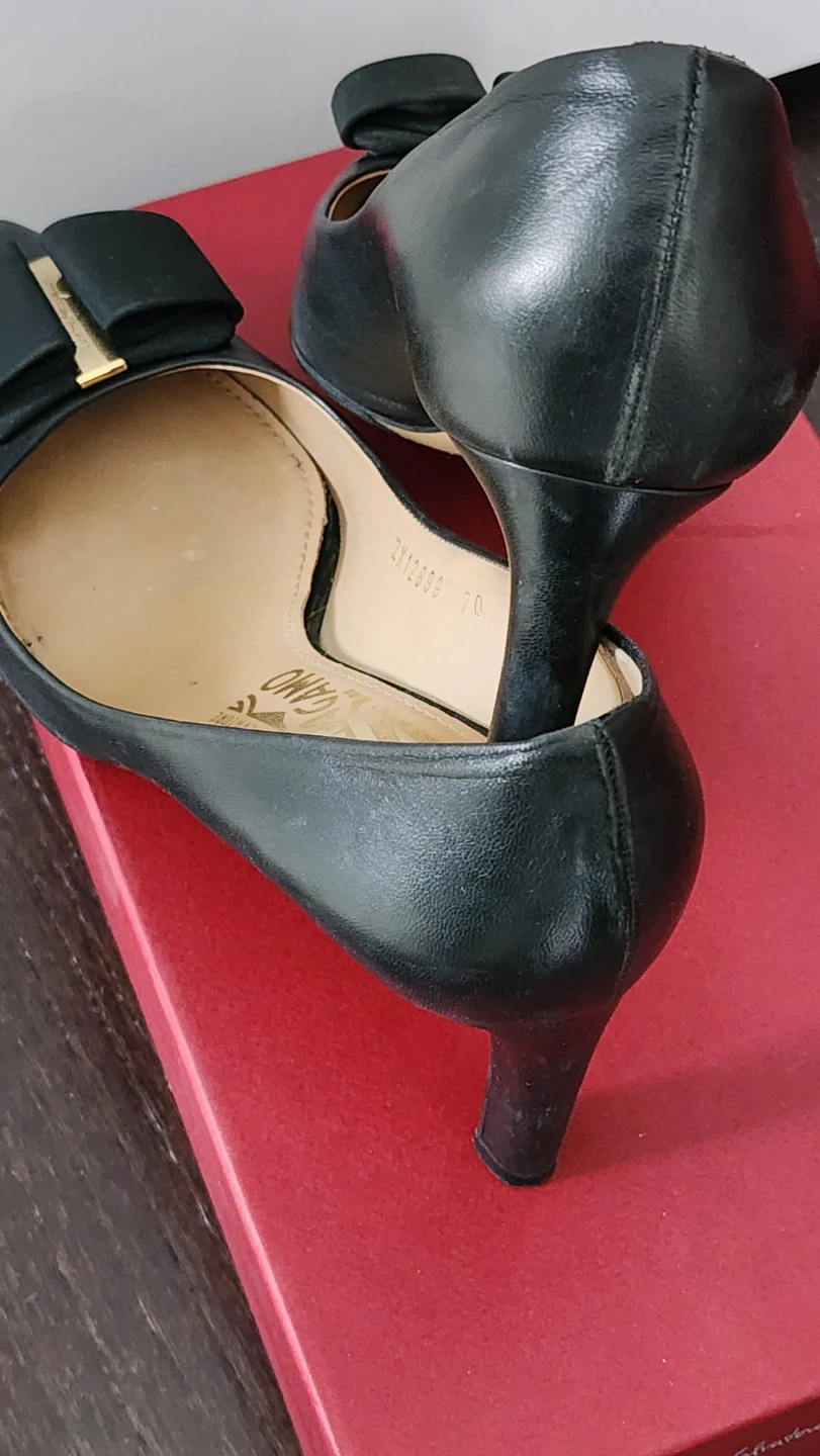 Salvatore Ferragamo Black Leather Bow Pumps Heels - photo 2