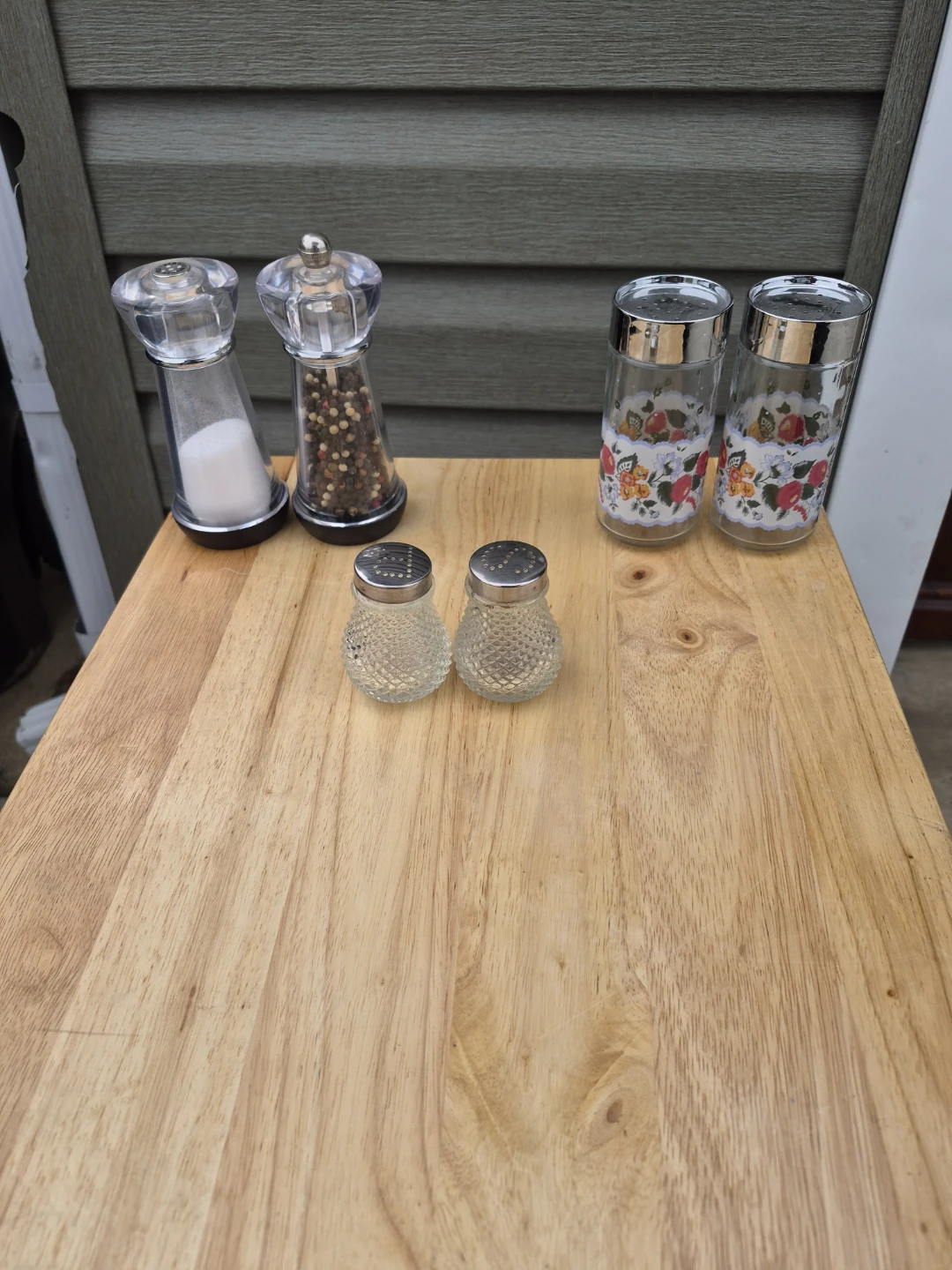 Set of 6 Salt and Pepper Shakers and Spice Grinders
