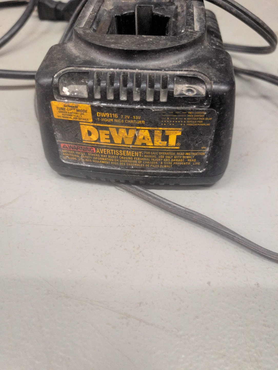 DEWALT DW9116 7.2V-18V 1-Hour NiCd Charger