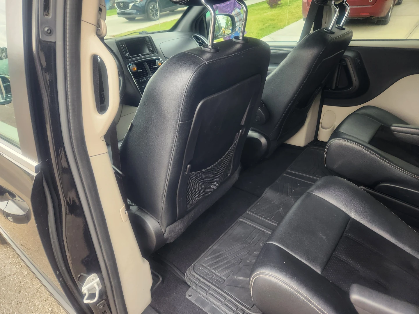 Dodge Grand Caravan SXT - Low Kilometers! - photo 3