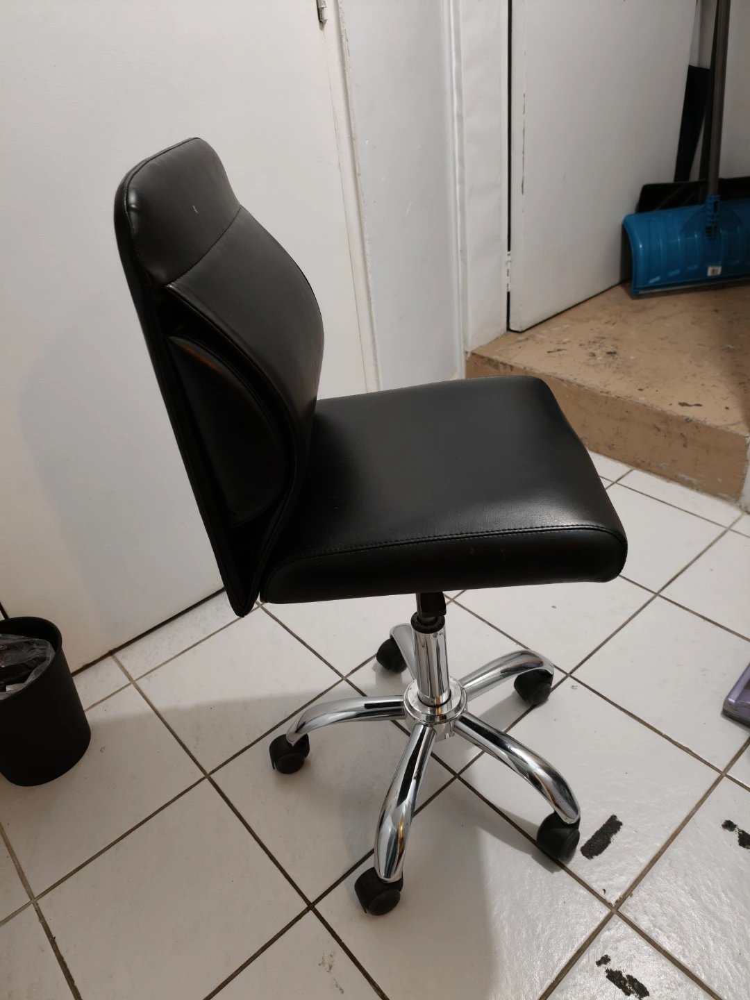 Black Office Chair with Wheels - photo 2