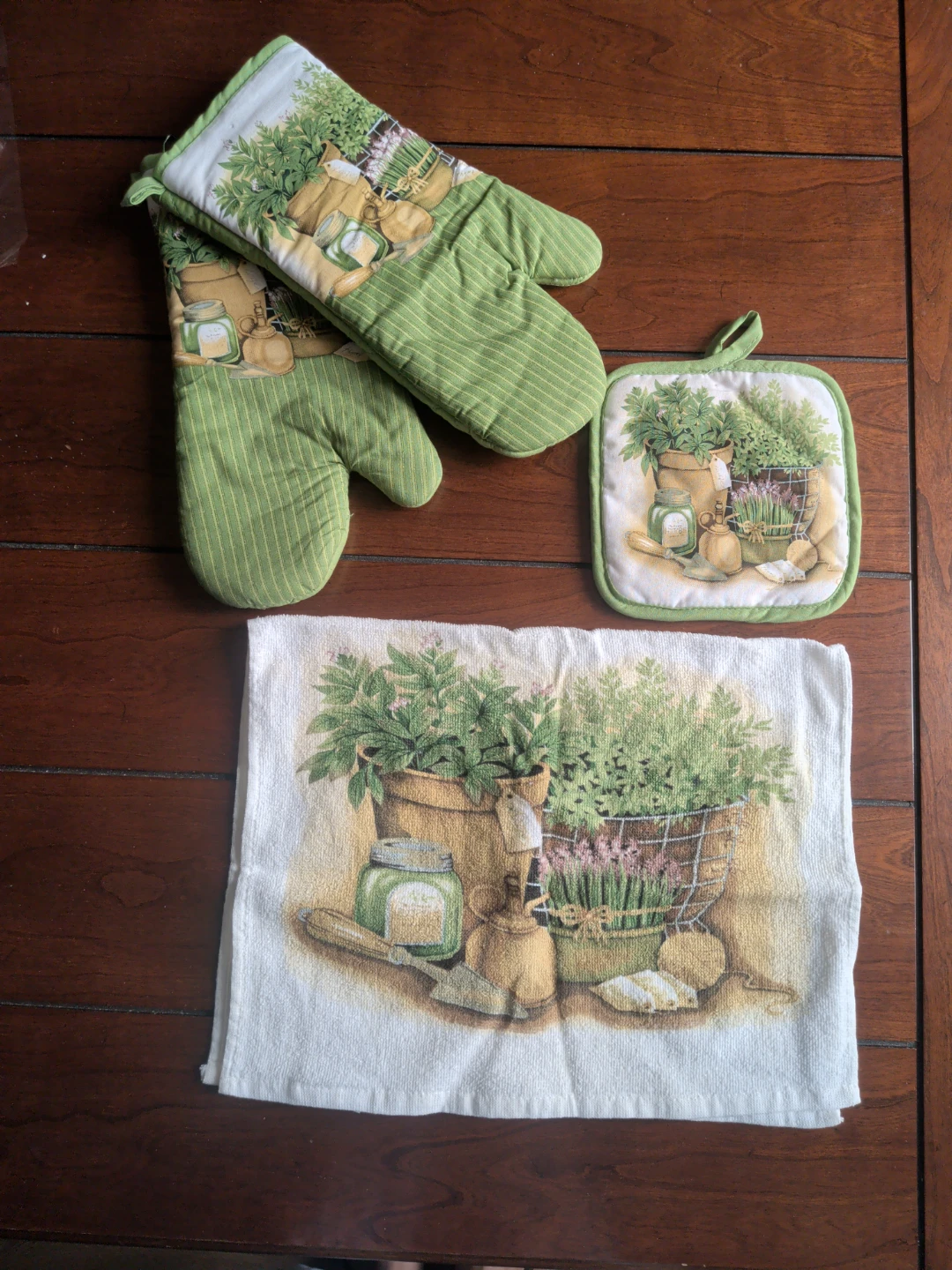 Kitchen Mitt and Pot Holder Set with Garden Theme