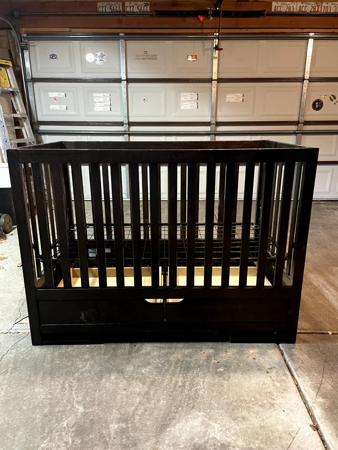 Baby Crib and 2 drawer dresser - photo 5