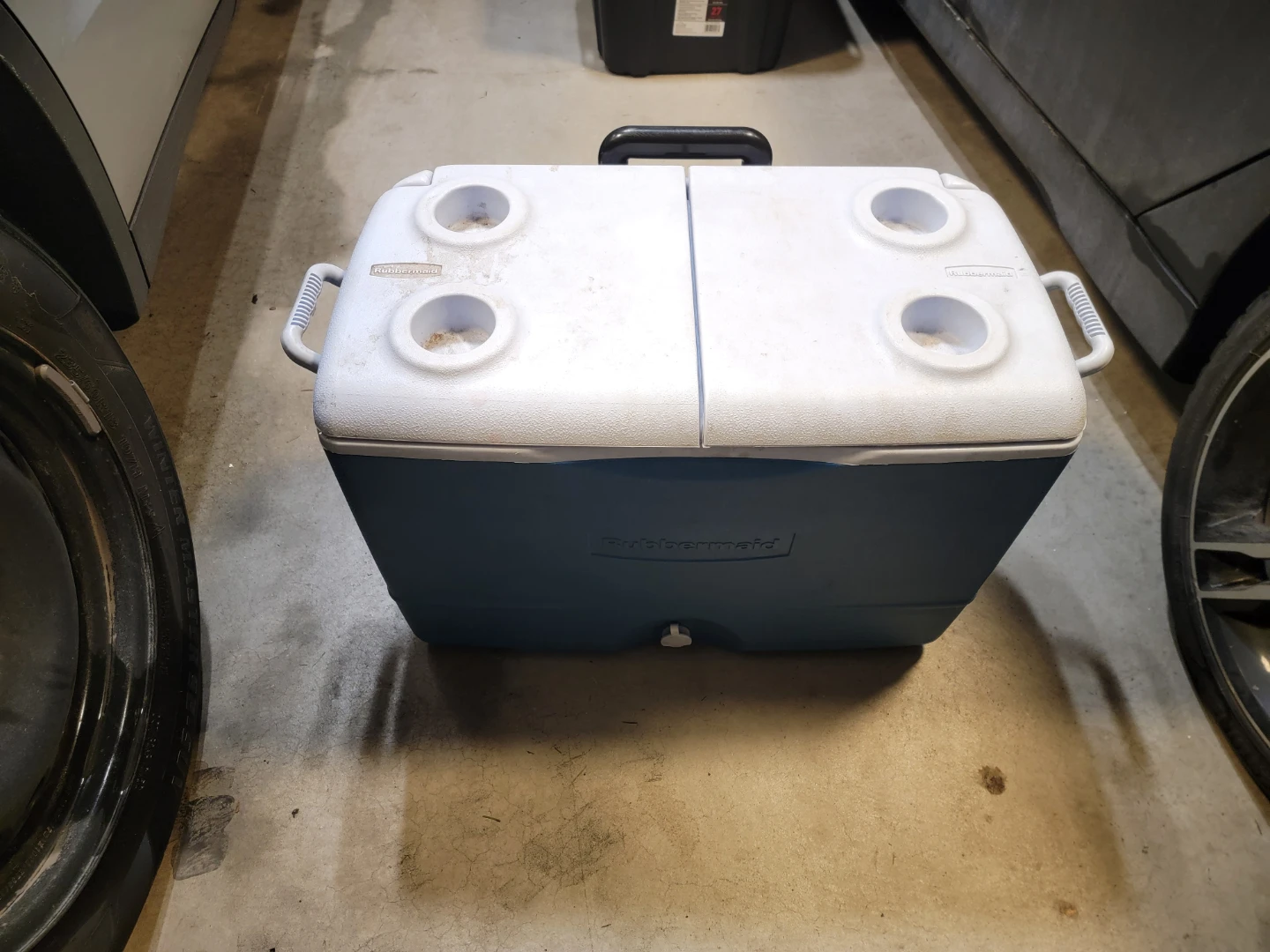 Rubbermaid Cooler