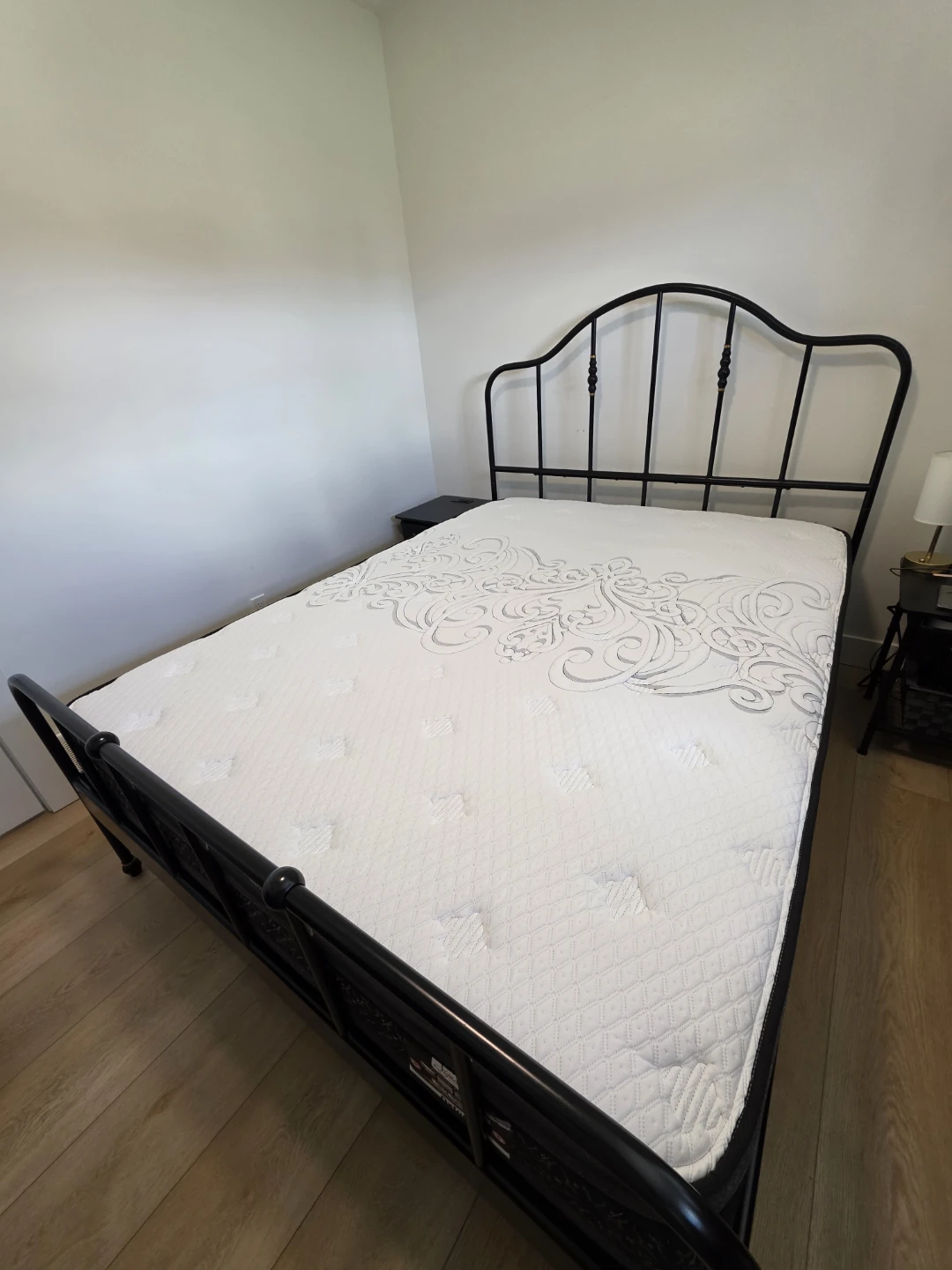 Queen Mattress - medium firm + metal frame