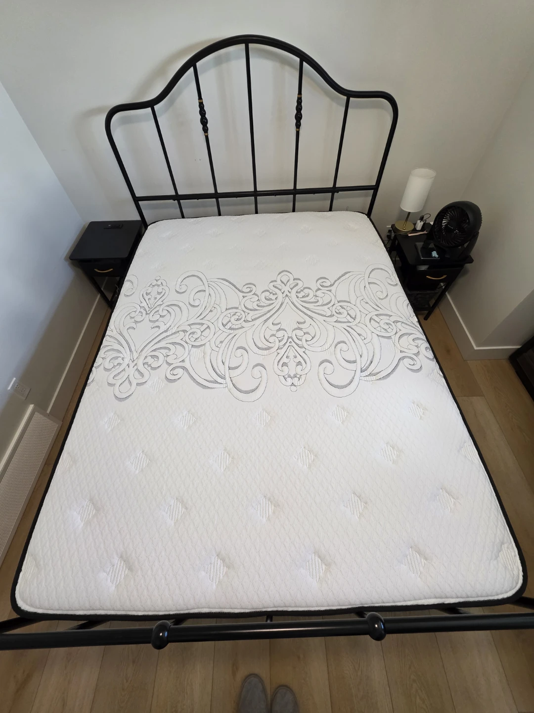 Queen Mattress - medium firm + metal frame - photo 2