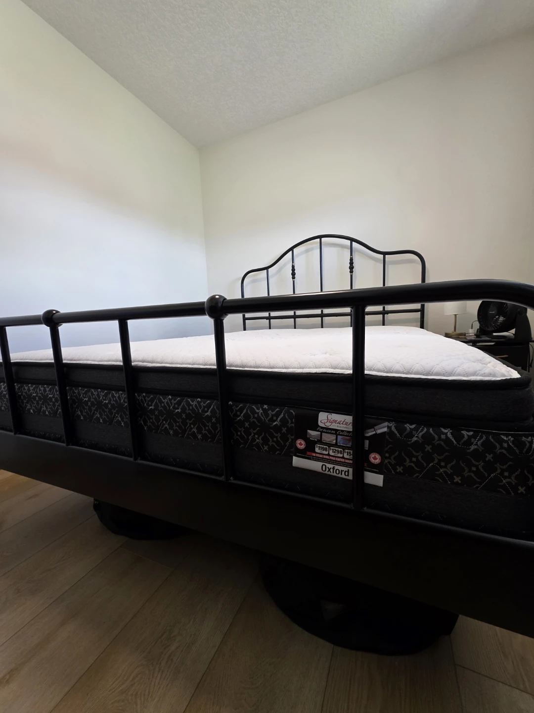 Queen Mattress - medium firm + metal frame - photo 3