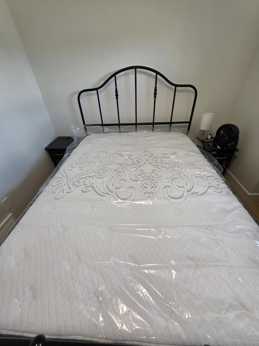 Queen Mattress - medium firm + metal frame - photo 5