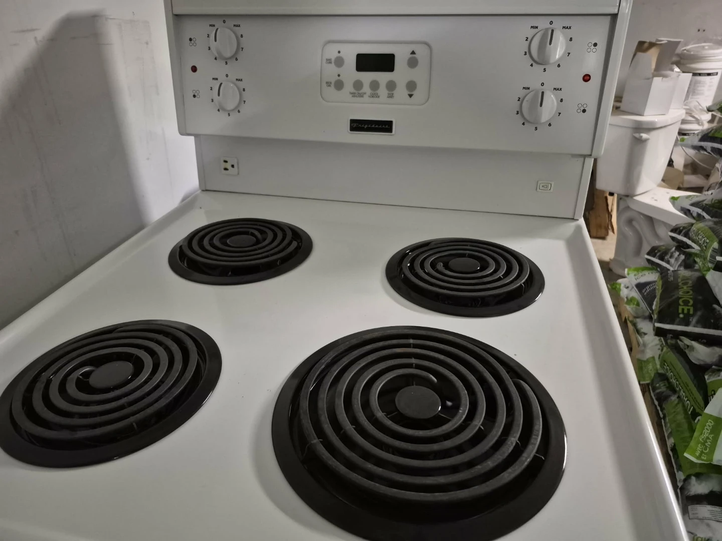 White Danby 4-Burner Electric Stove - photo 5
