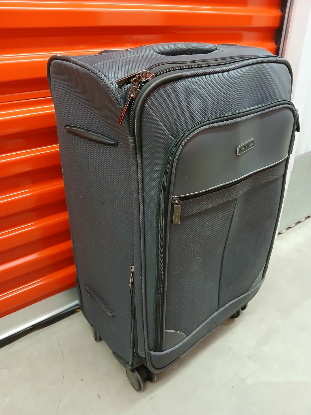Perry Ellis Rolling Suitcase 27" high - photo 5