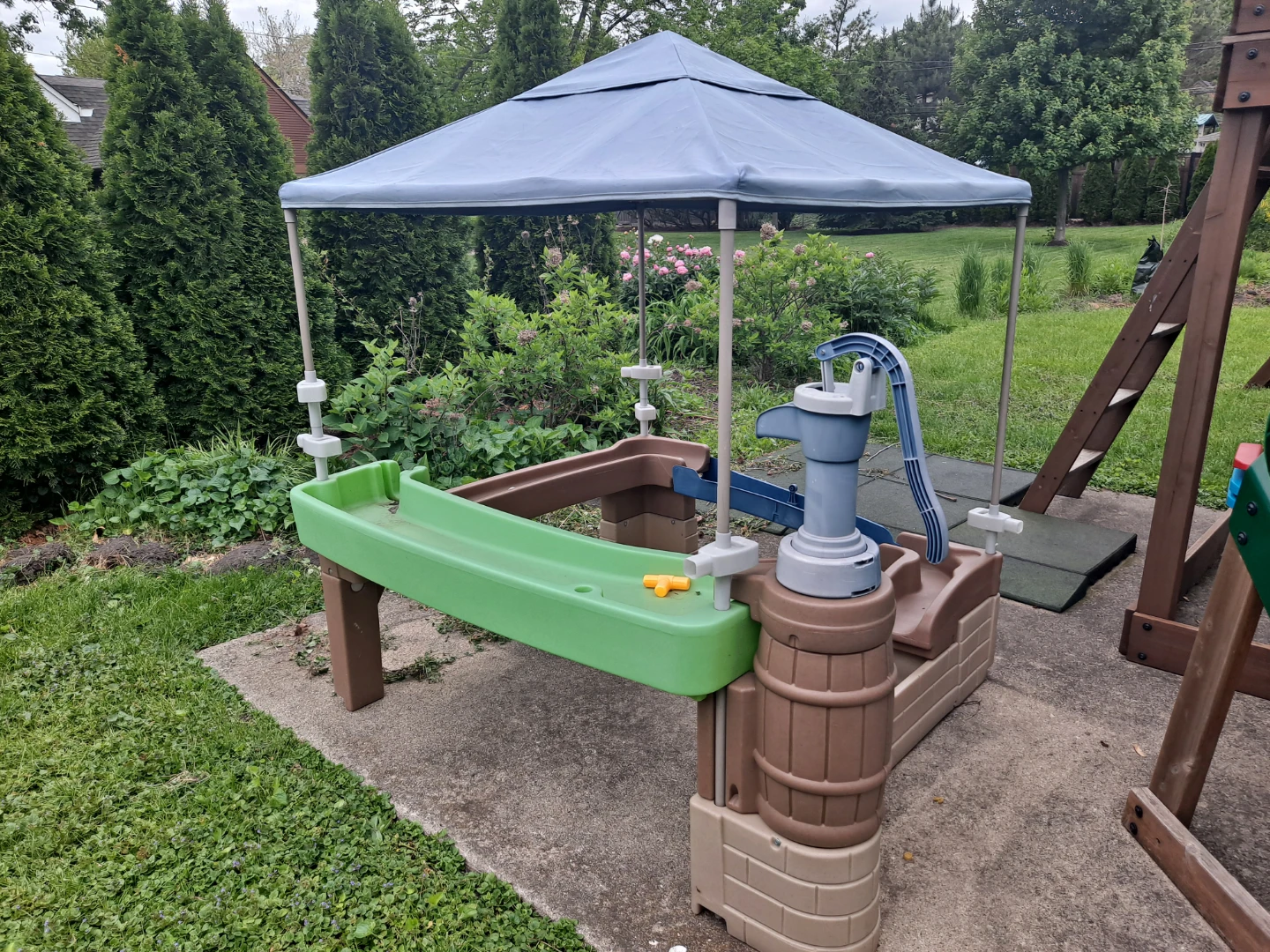 Step2 Waterplay Activity Table with Canopy