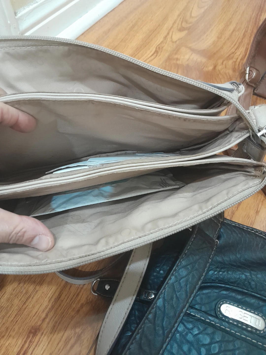 4 cross body bags guc all for $25 - photo 3