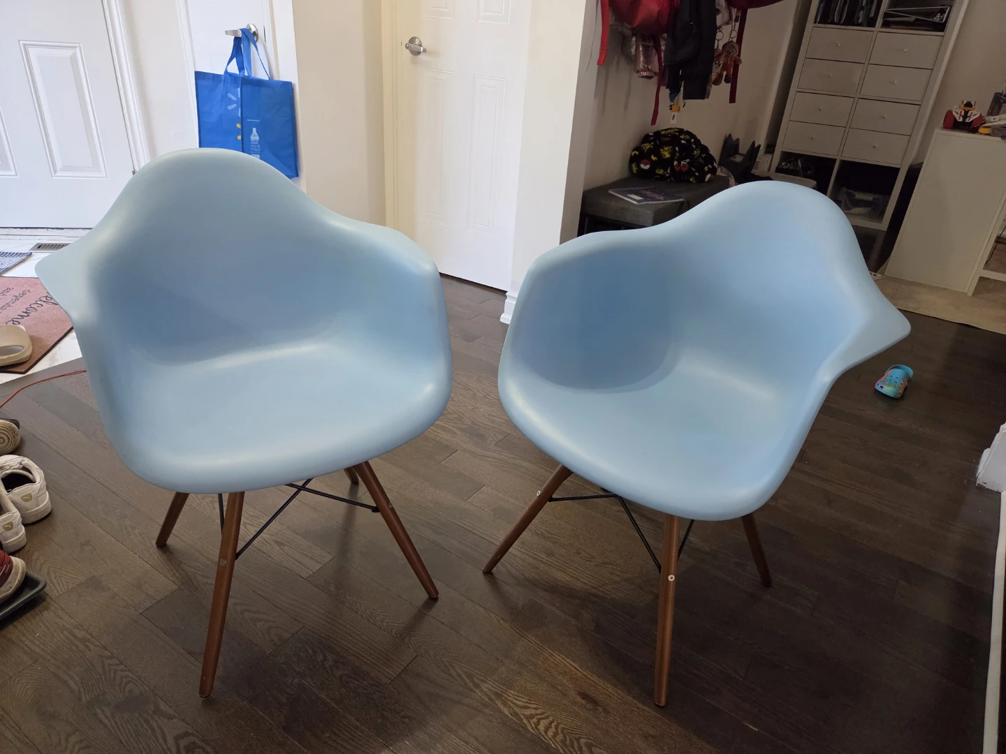 Light Blue Accent Chair with Wooden Legs - photo 5