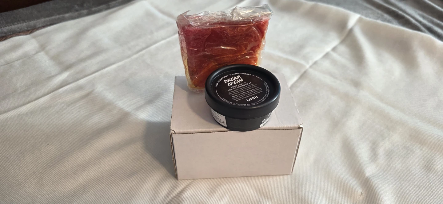 Lush Dream Cream & Lush Bath Bomb Set