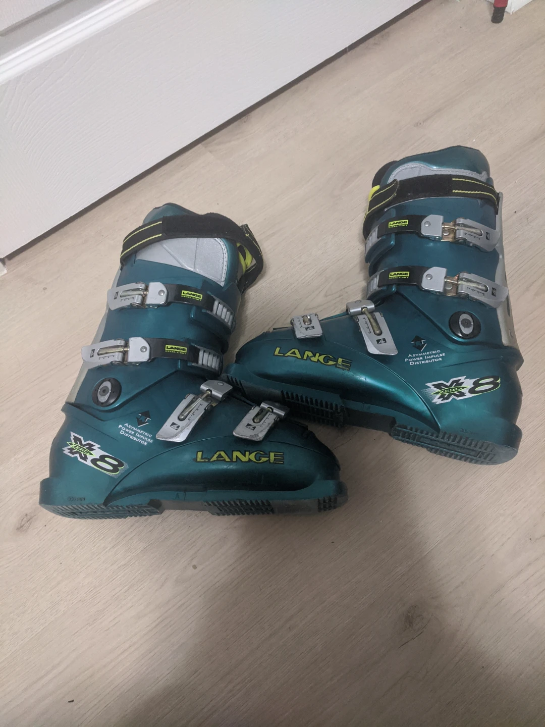 Lange  Ski Boots - Size 8-8.5
