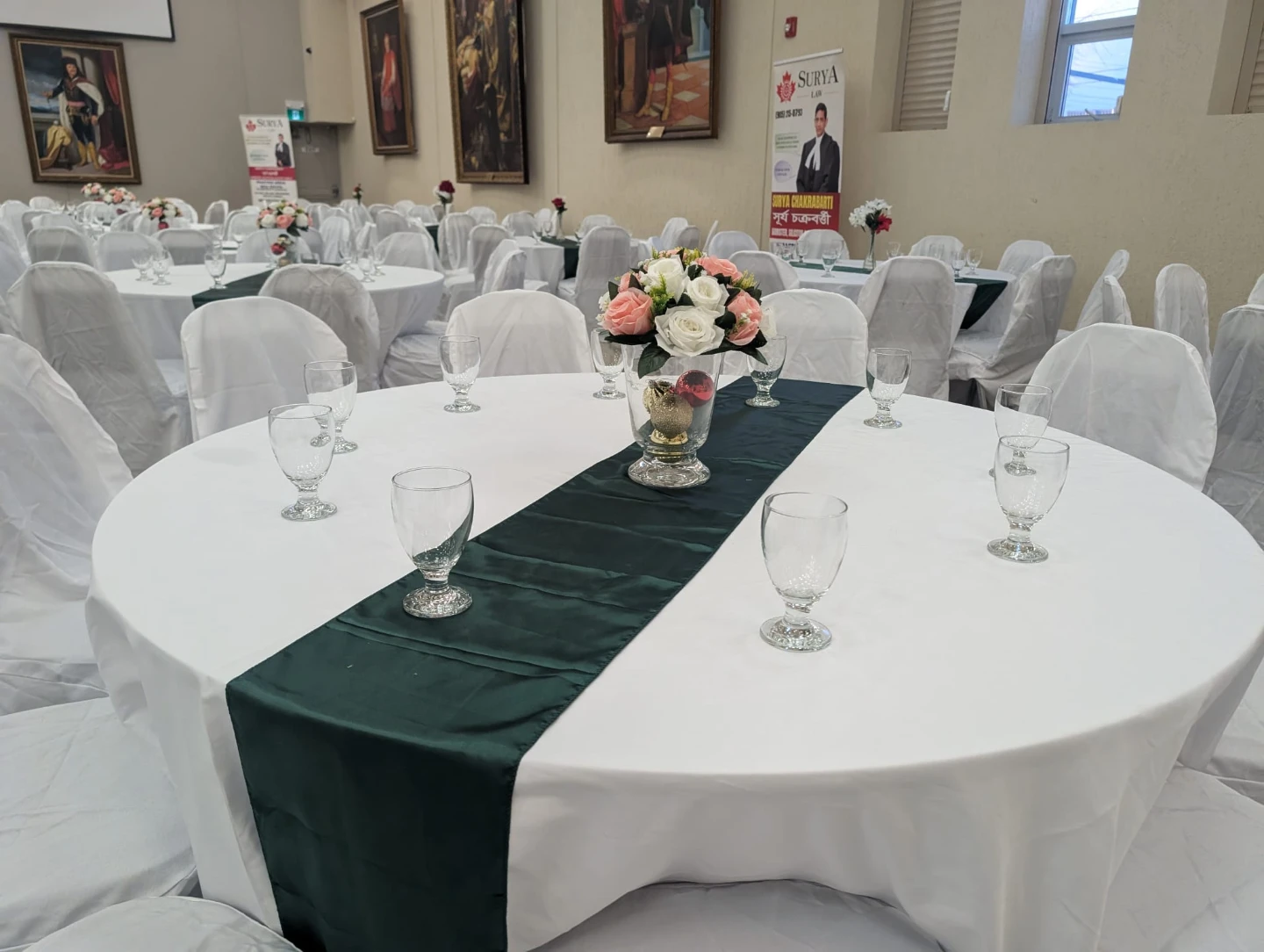 Round Tablecloths and Chair Covers with SashesRent