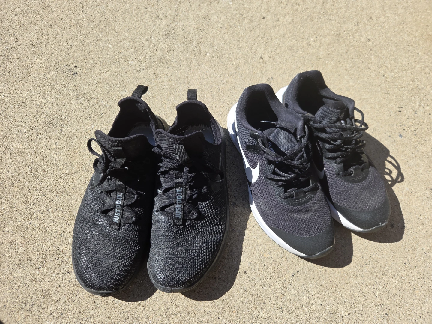 SHOES NIKE. SIZE 8.5
