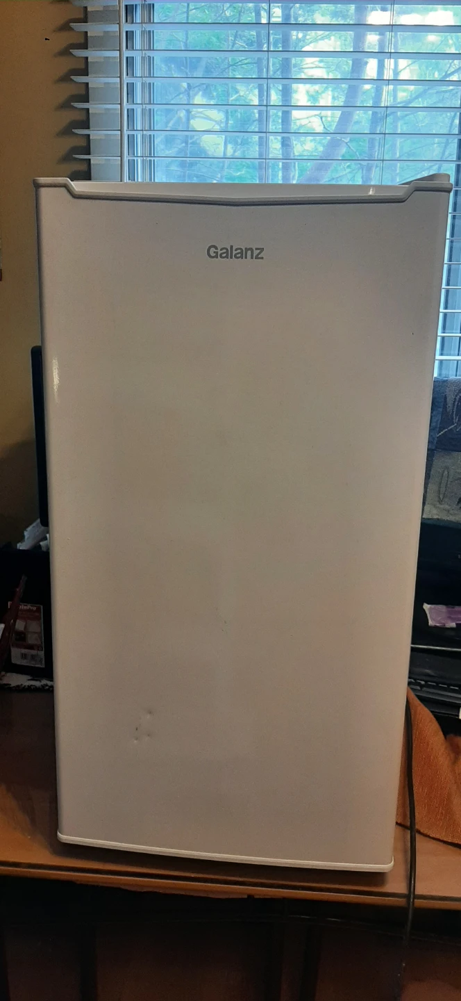Galanz Compact White Mini Fridge READ DESCRIPTION ON SIZE