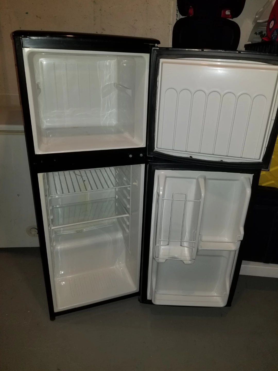 Magic Chef MCBR415SF Mini Fridge - photo 3