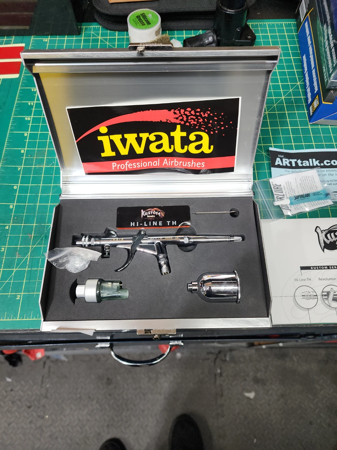 Iwata Hi-Line TH Professional Airbrush