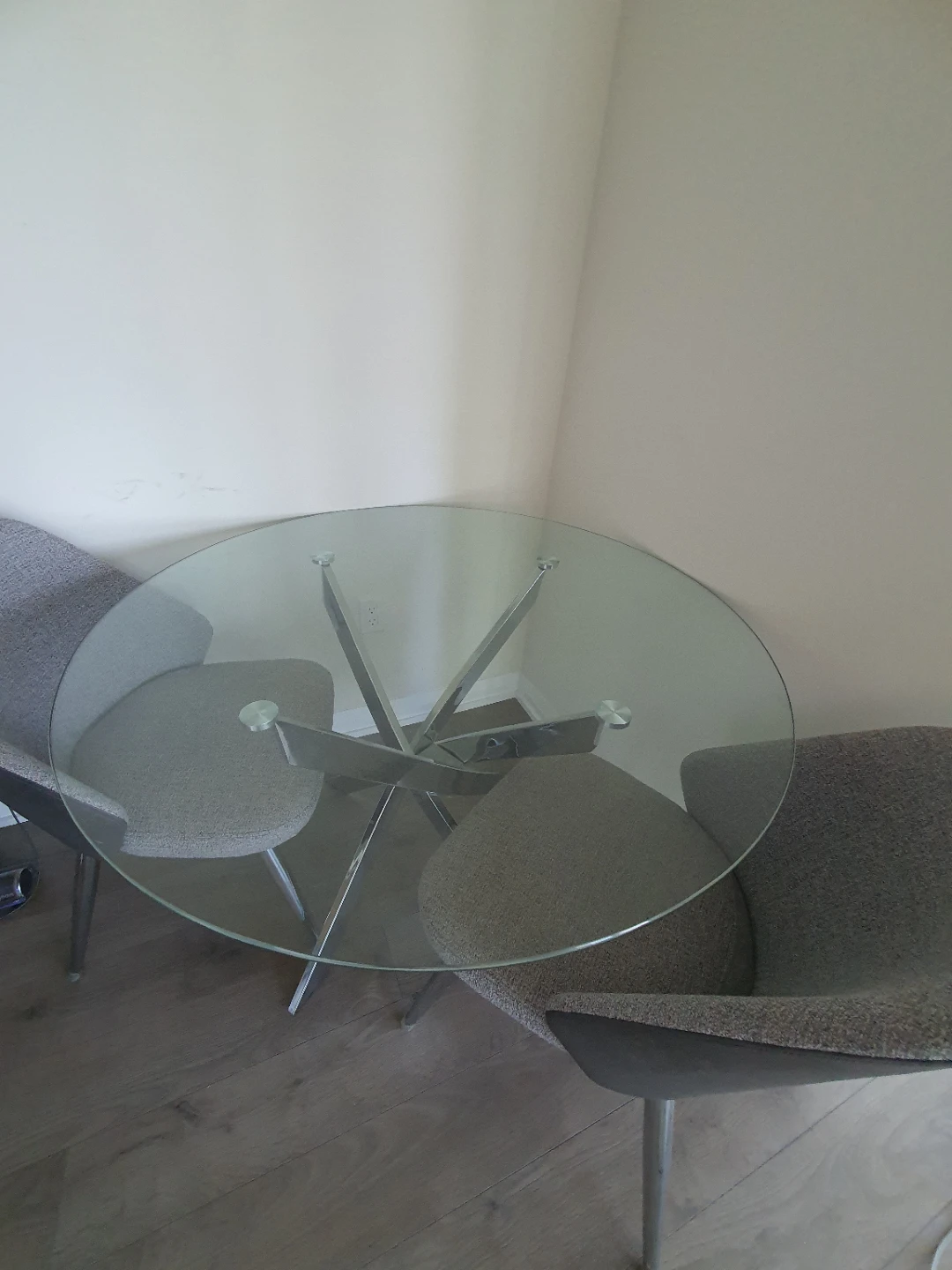 Round dining table & 2 chairs