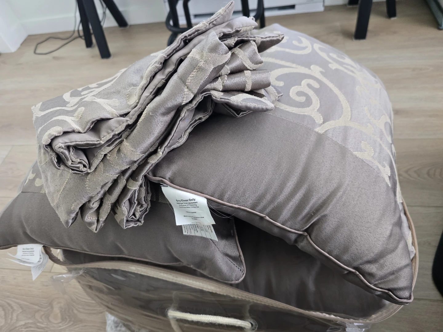 KING/QUEEN COMFORTER with 2x TOSS PILLOWS - photo 3