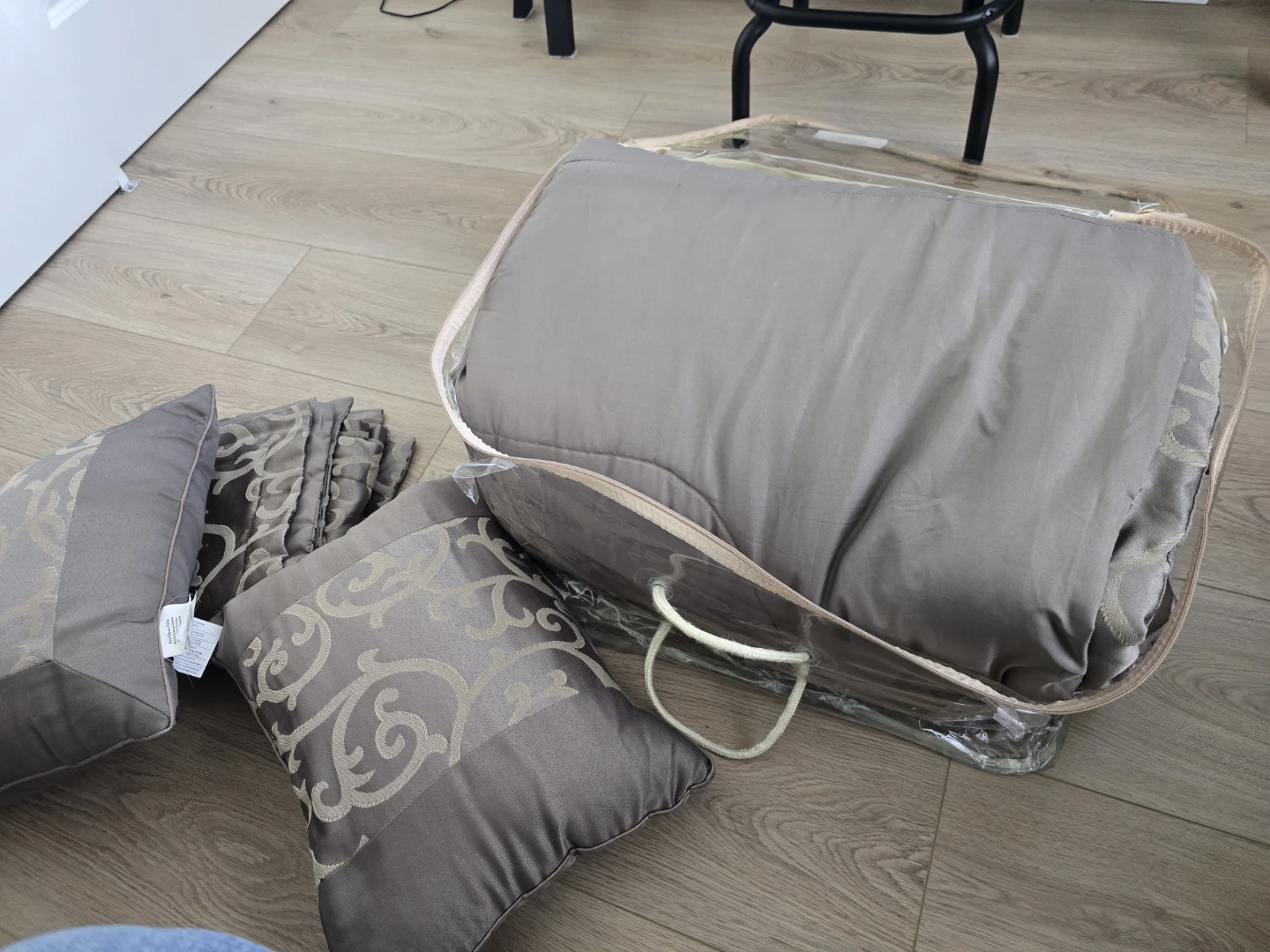 KING/QUEEN COMFORTER with 2x TOSS PILLOWS - photo 4