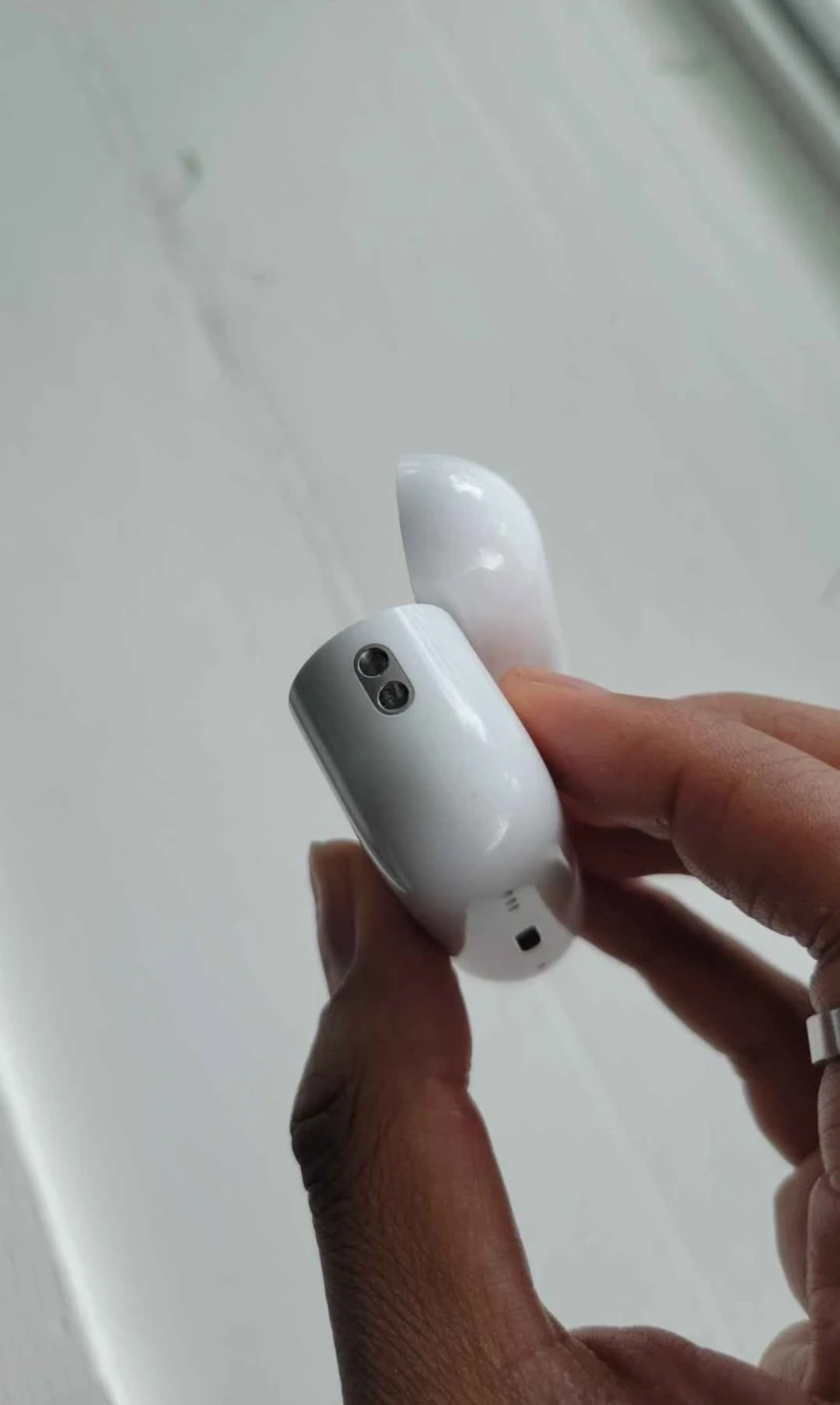 Apple AirPods Pro Charging Case - photo 2