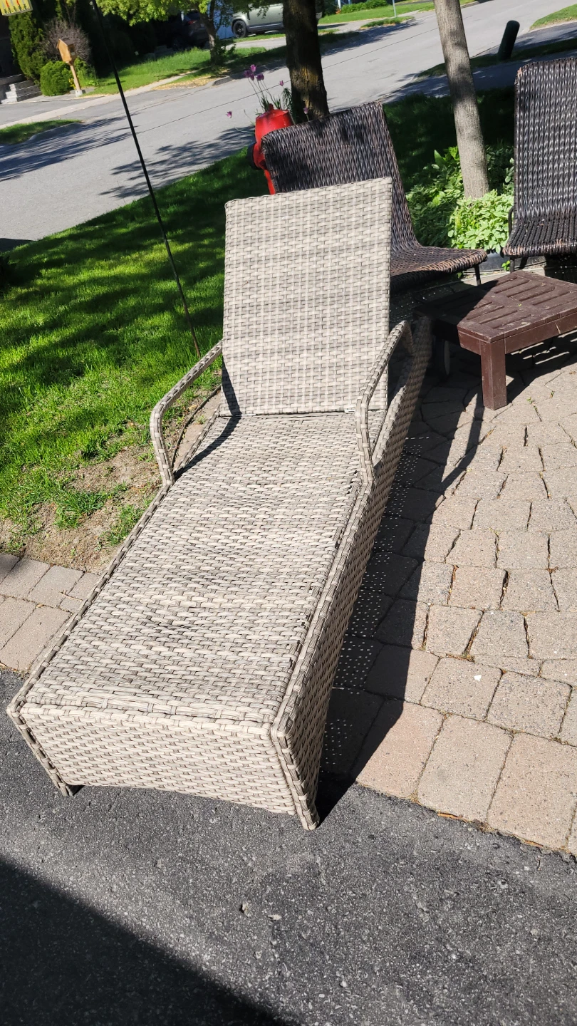 Wicker Chaise Lounge Chair with Wheels