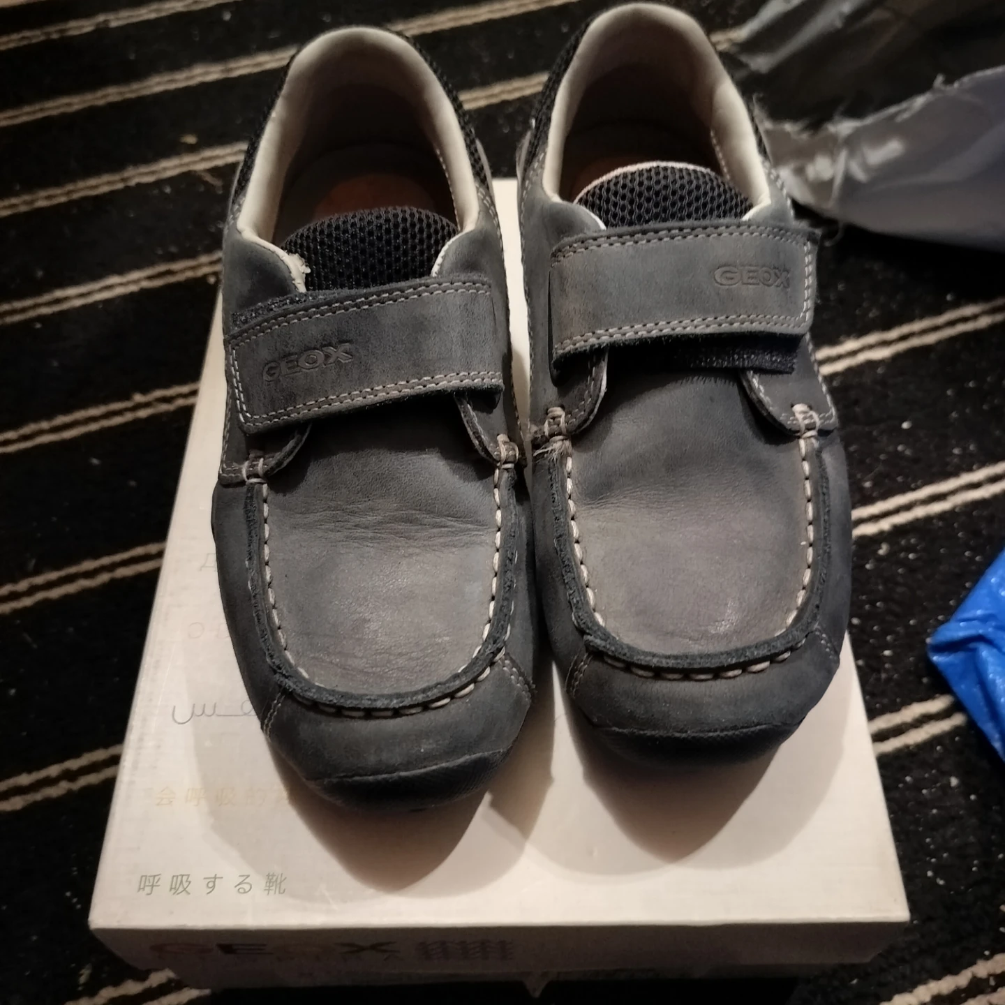 Size 1 (32 Eur) Geox Shoes in navy blue