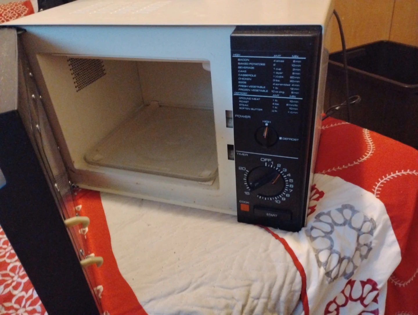 Frigidaire Microwave Oven - photo 2
