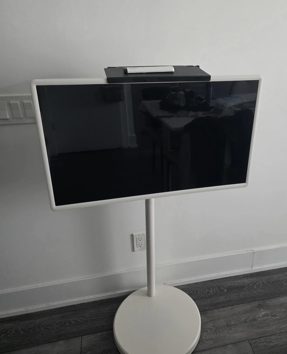 OFD 32 Inch Portable TV on Wheels