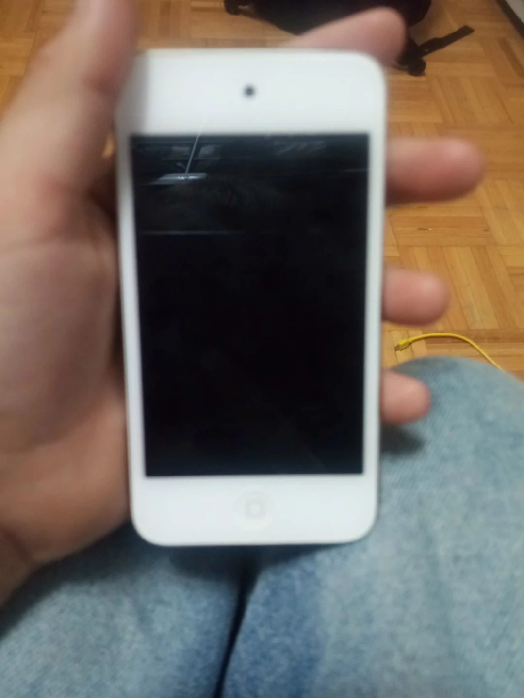 Apple iPod Touch 4th Gen - 32GB UNTESTED